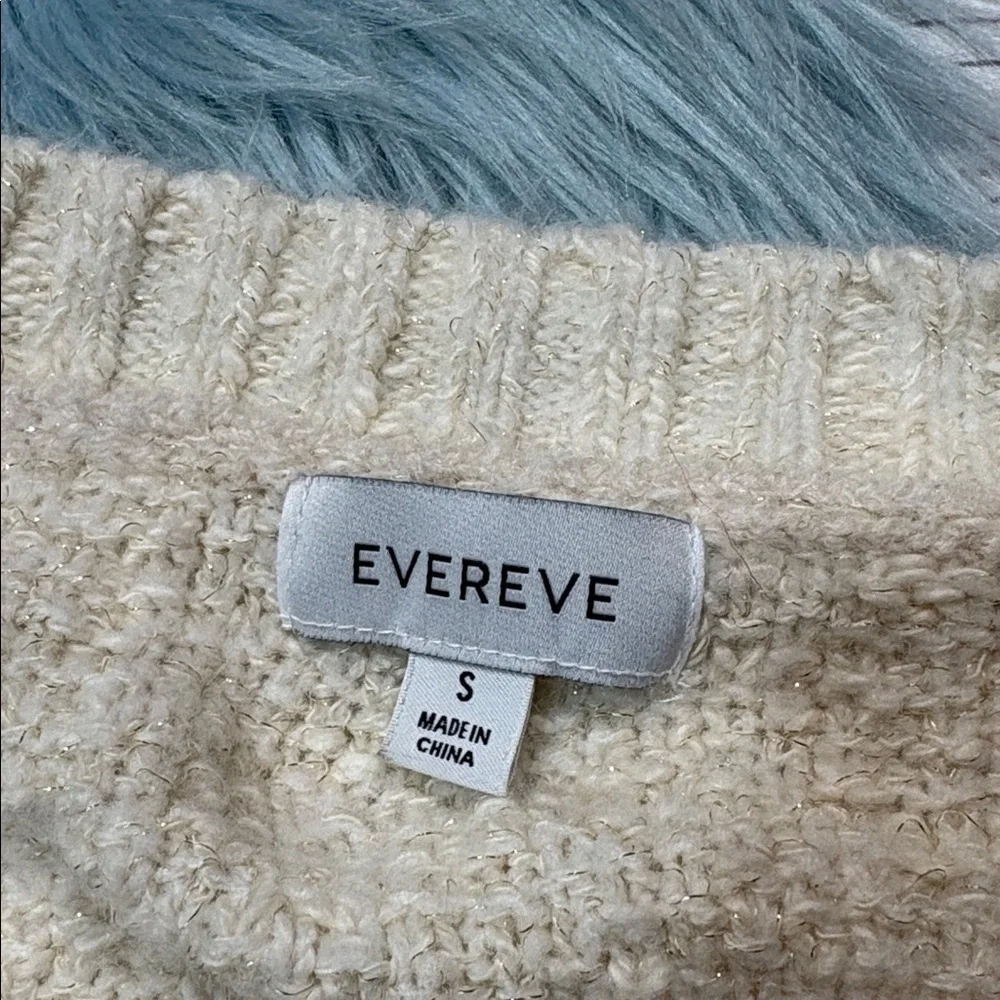 Evereve Ashlyn Strong Shoulder V-Neck Sweater in Cream Metallic